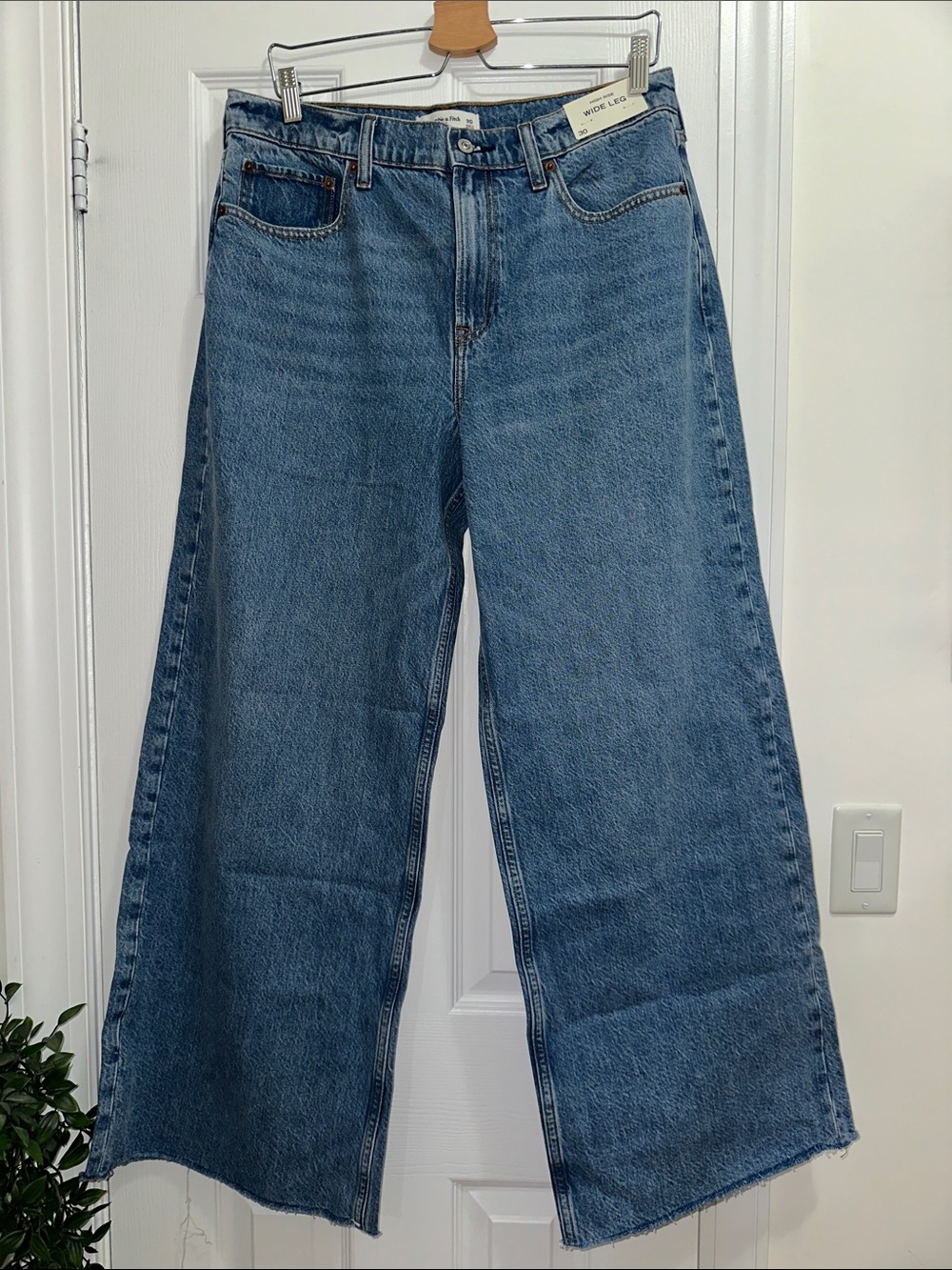 NWT Abercrombie & Fitch Wide-Leg High Rise Medium Blue Denim Jeans - Size 30